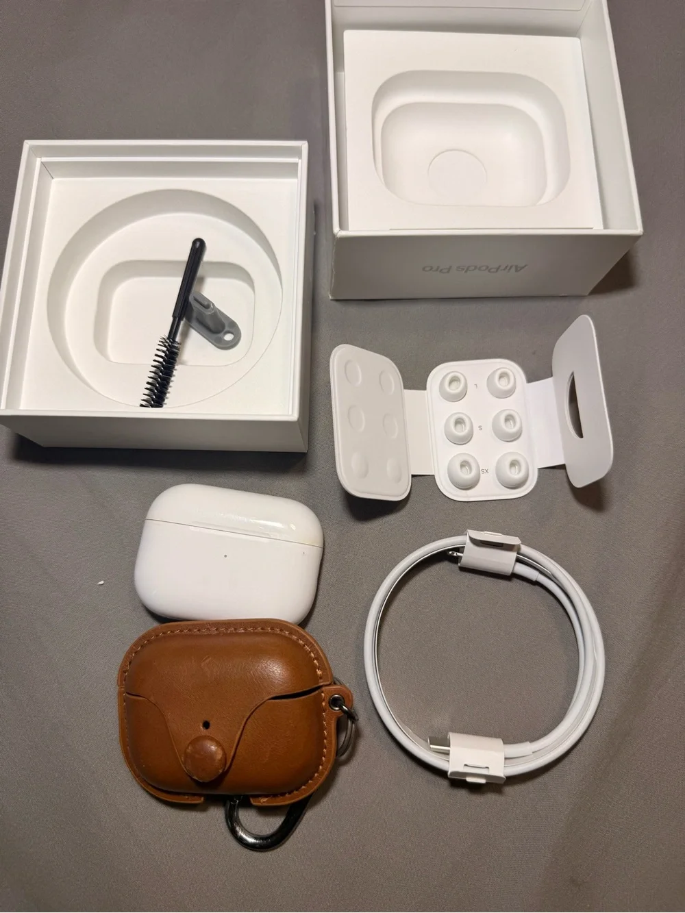 Apple AirPods Pro (2nd Gen) Wireless Earbuds Lightning with box and carry case